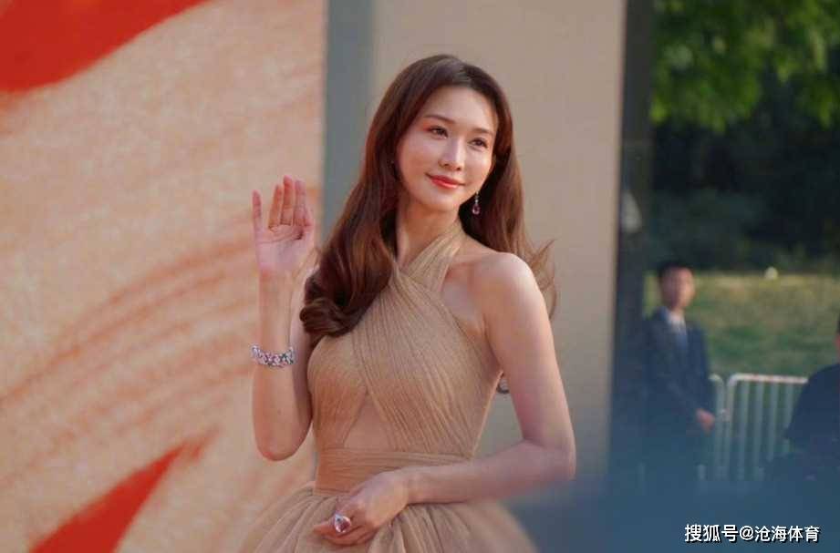 林志玲罕见现身引关注,皮肤紧致,优雅大方,肤色似日本人