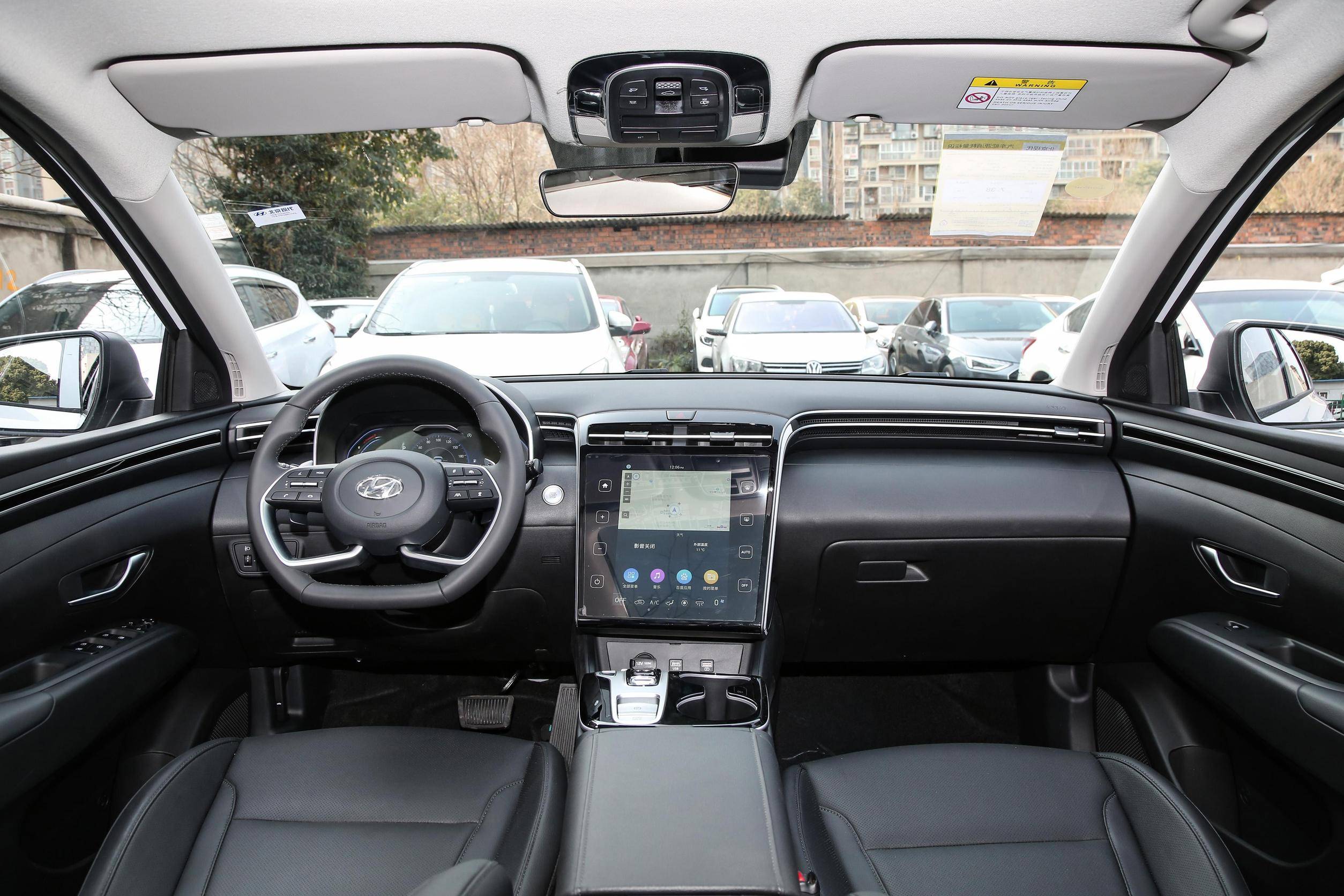 内饰方面,可以看出现代途胜l的车内采用了飞瀑式的环抱设计,环绕车内