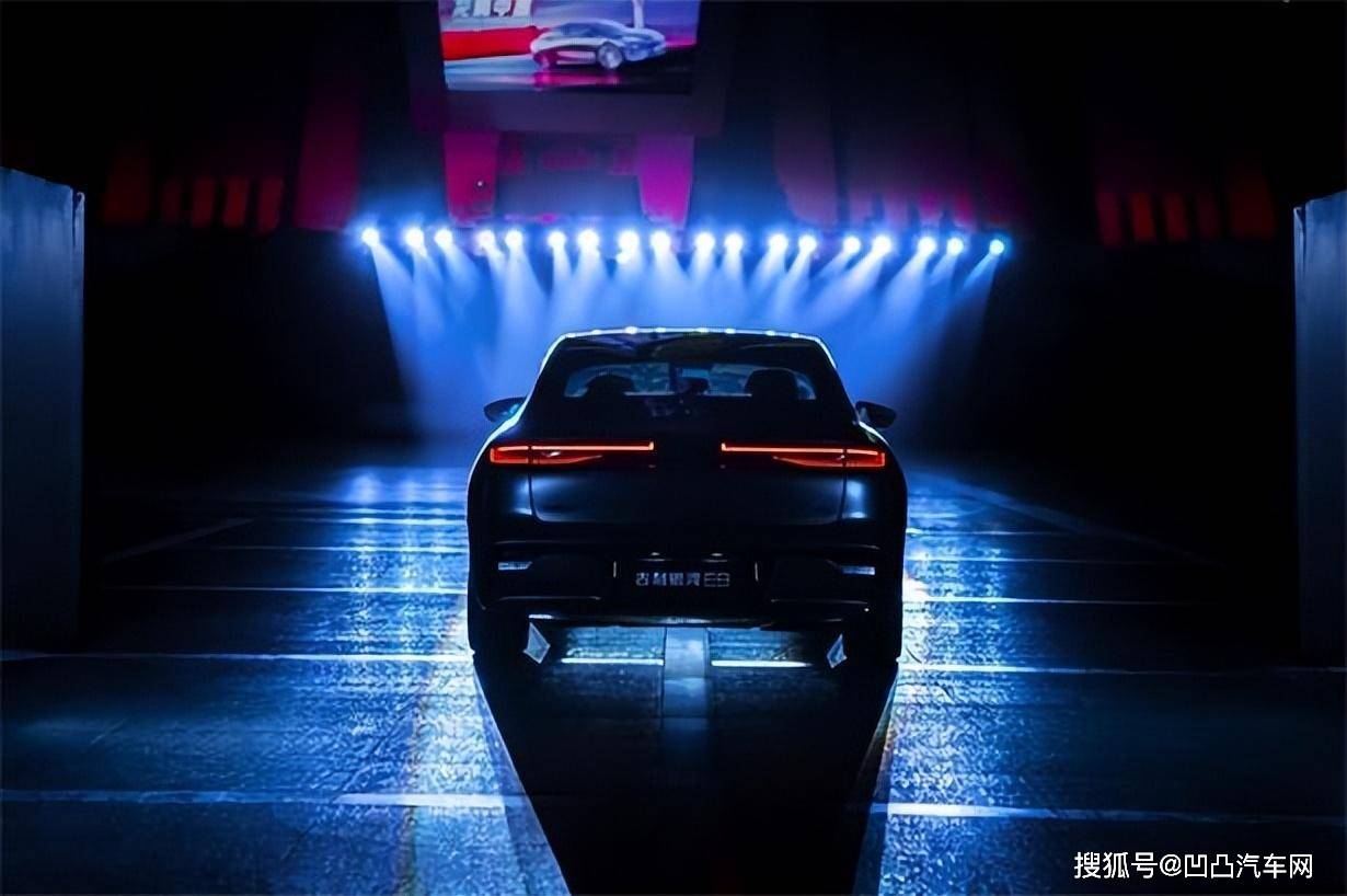 跑得快,转向准,底盘稳!吉利银河e8玩转中原福塔"赛道"