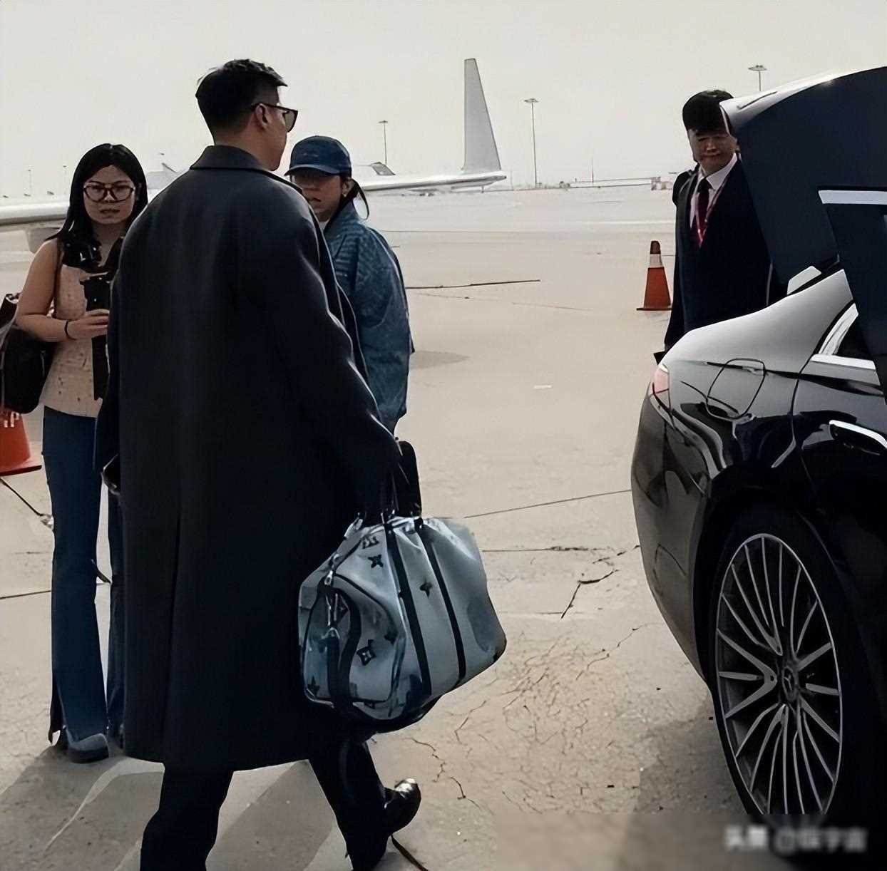 球球韩国公干引热议,赵本山亿私人专机曝光飞机编号