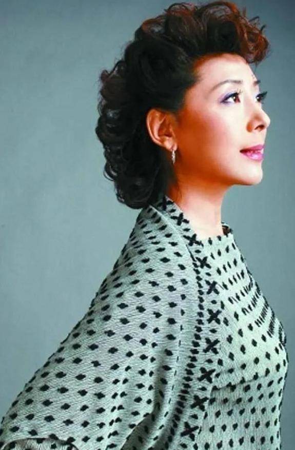 优秀演员关牧村:童年悲惨,2次拒绝国外绿卡,今67岁怎样了