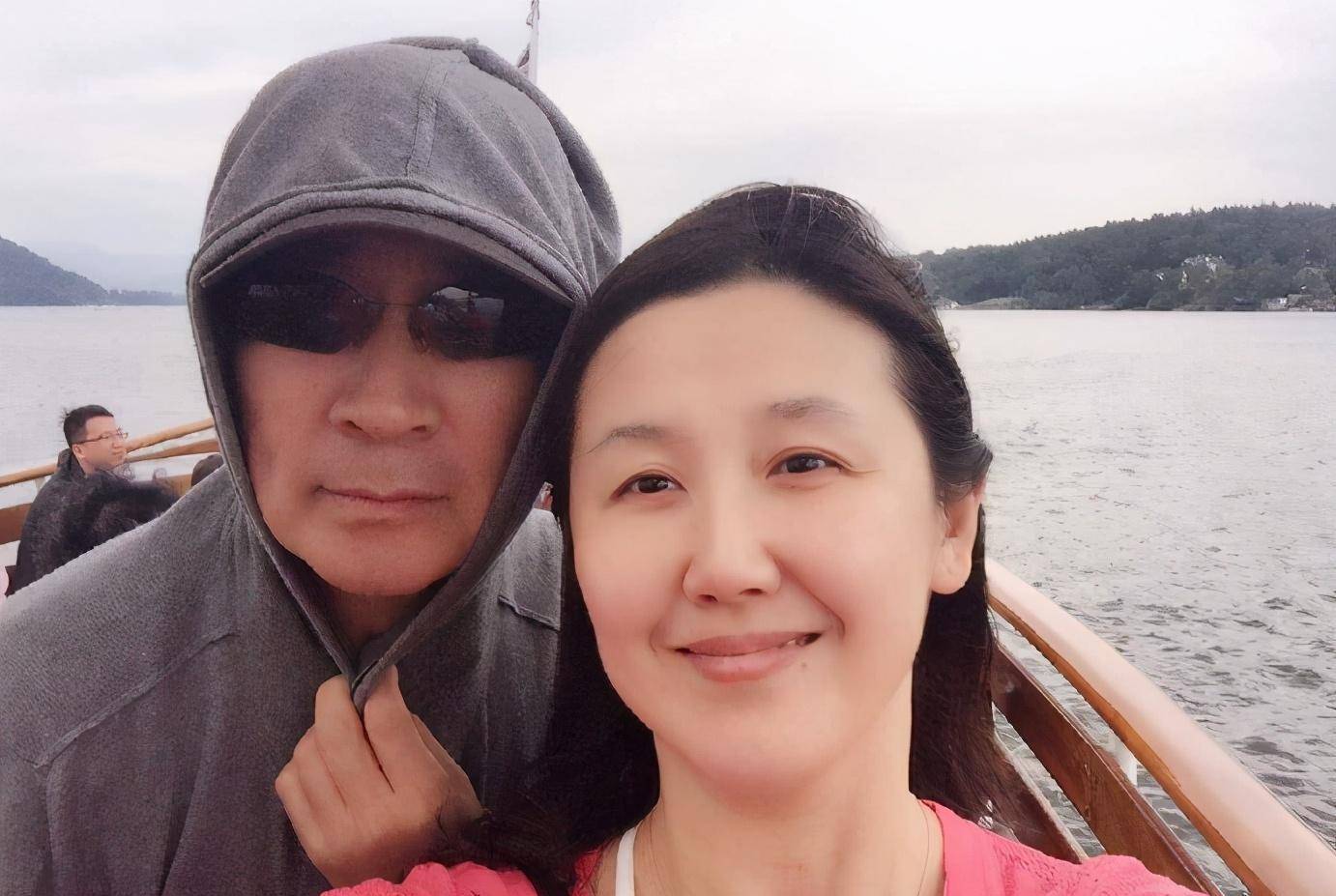 寇振海近照曝光,与小20岁娇妻齐出游,曾"被娶"桃色女王章小蕙