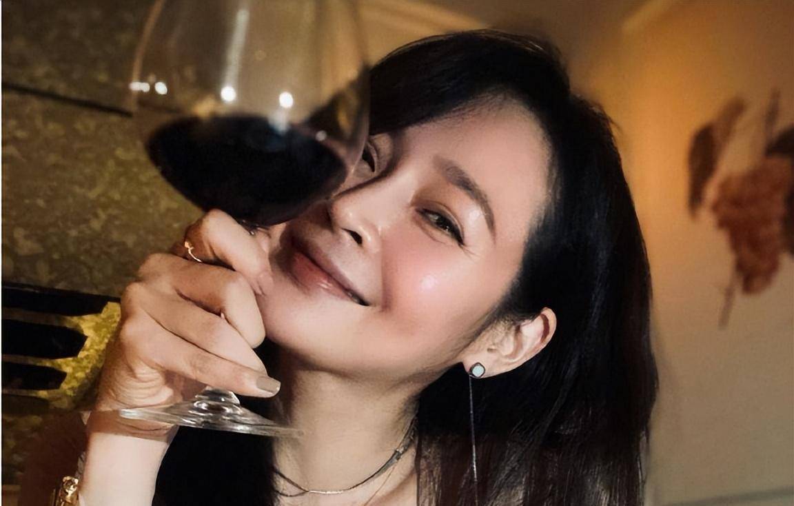 演员于明加:我这辈子最自豪的决定,就是给丈夫生了两个女儿!