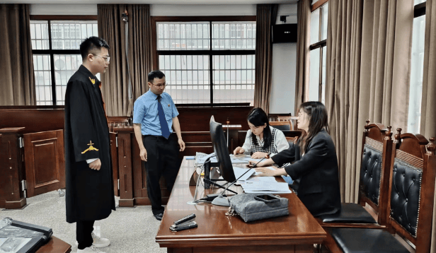 Shang Rao Yiyang County People's Procurement Office ไล่เบี้ยค่าชดเชยสำหรับพ่อลูกคนพิการ14Wanyu หยวน