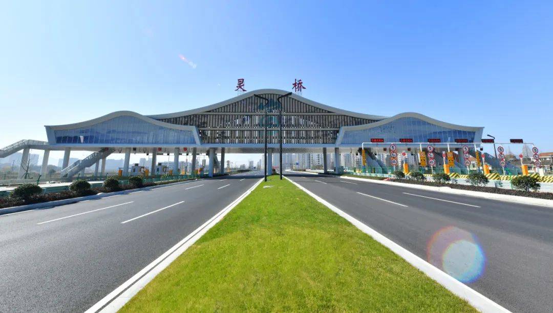 与之江连着一条长深高速,从之江开车出发,到灵桥互通下高速后转入春江