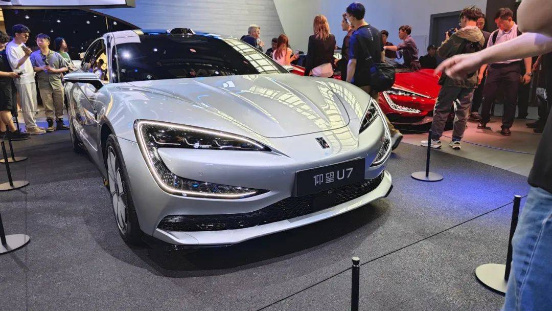 它的长宽高为5265/1998/1517mm,轴距3160mm,从侧面看去,u7的身材十分