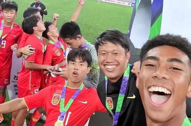 中国u16国足首战失利,混血球员张洪福难逃责备,裁判争议点球两次