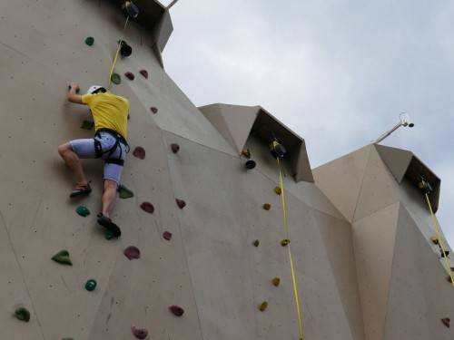 儿童户外攀岩墙