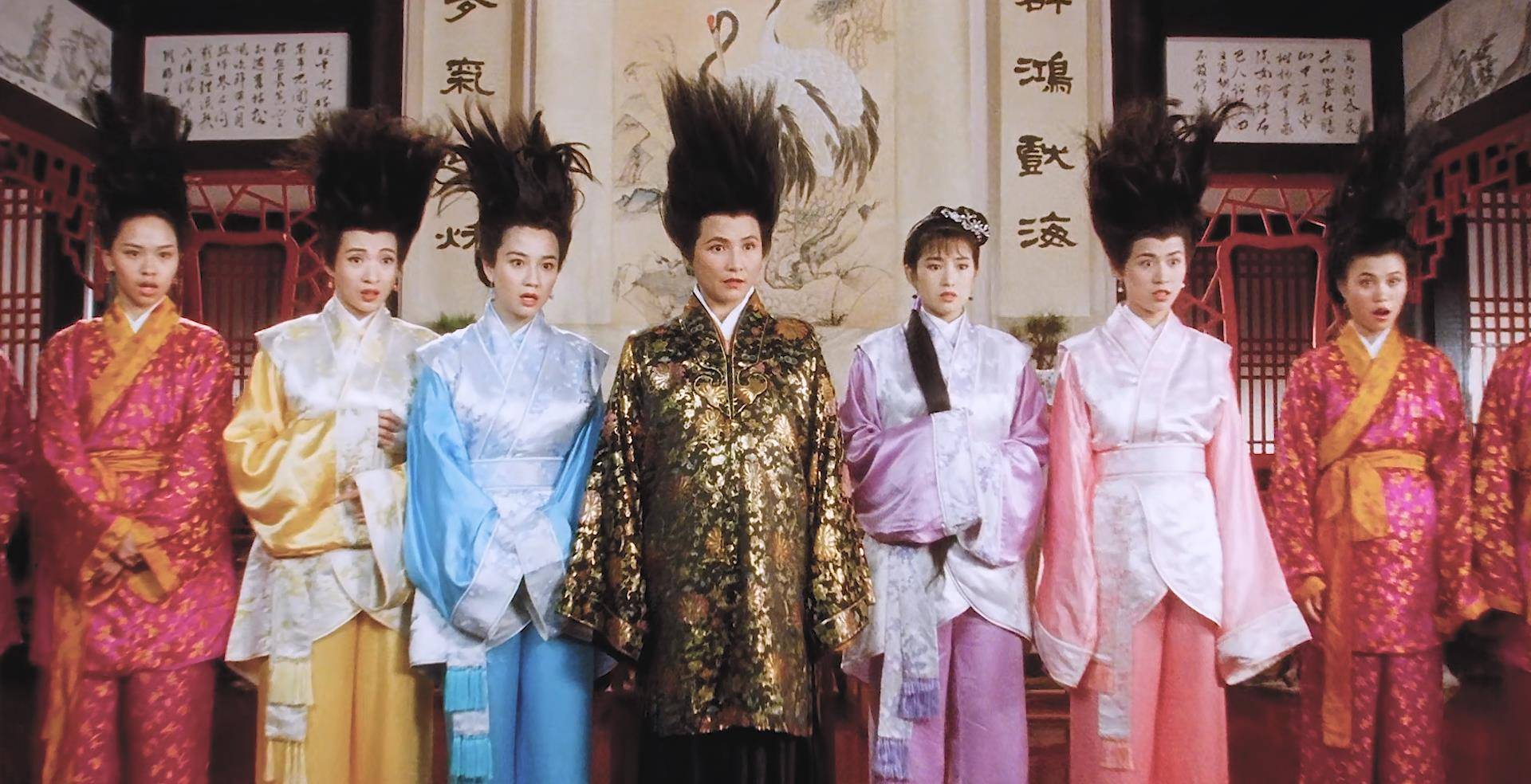 华夫人和一帮丫鬟头发都竖了起来,只有秋香保持原状.