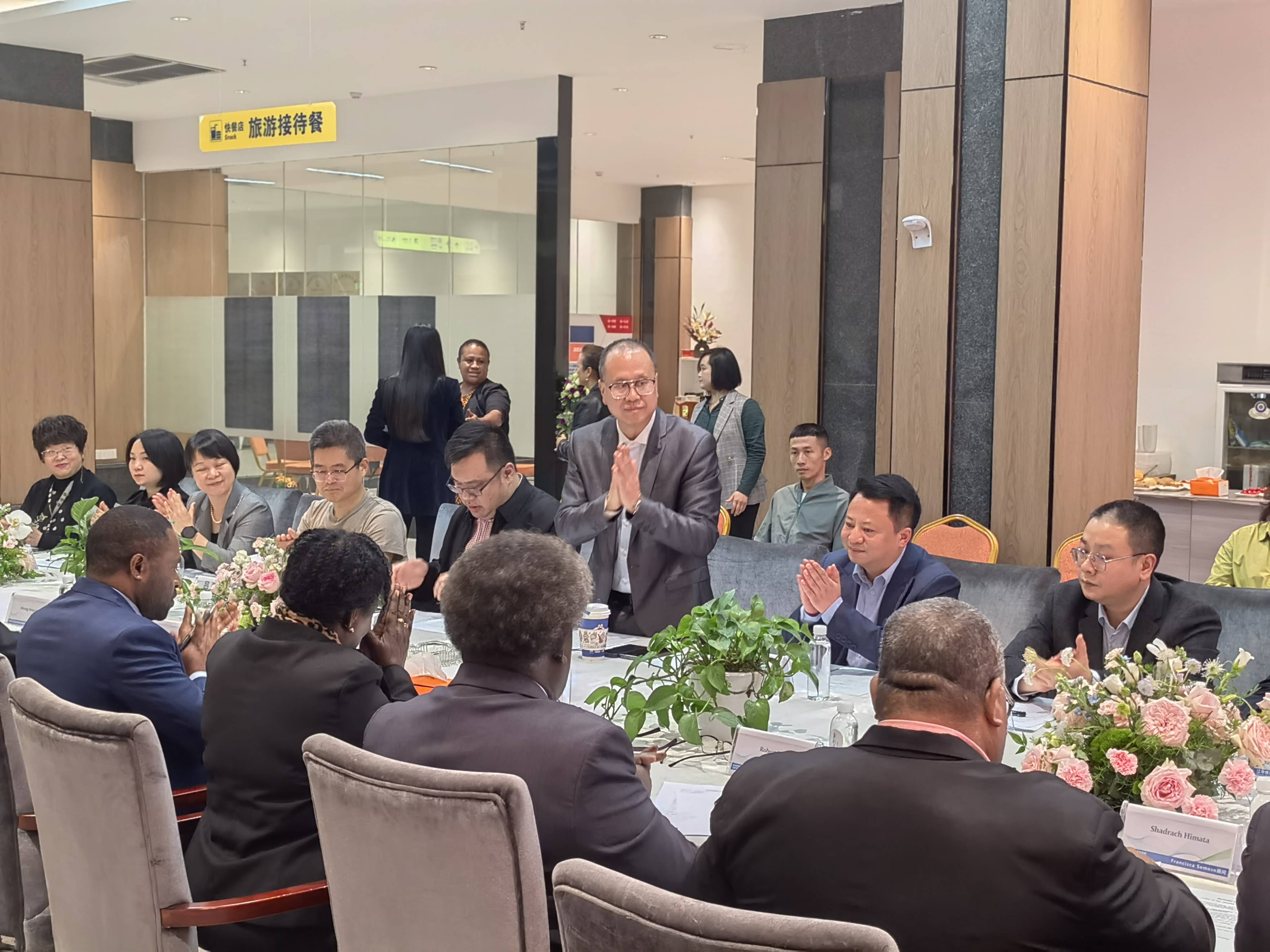 《巴布亚新几内亚政府代表团考察贵州江华国际旅游中心,共商文商旅