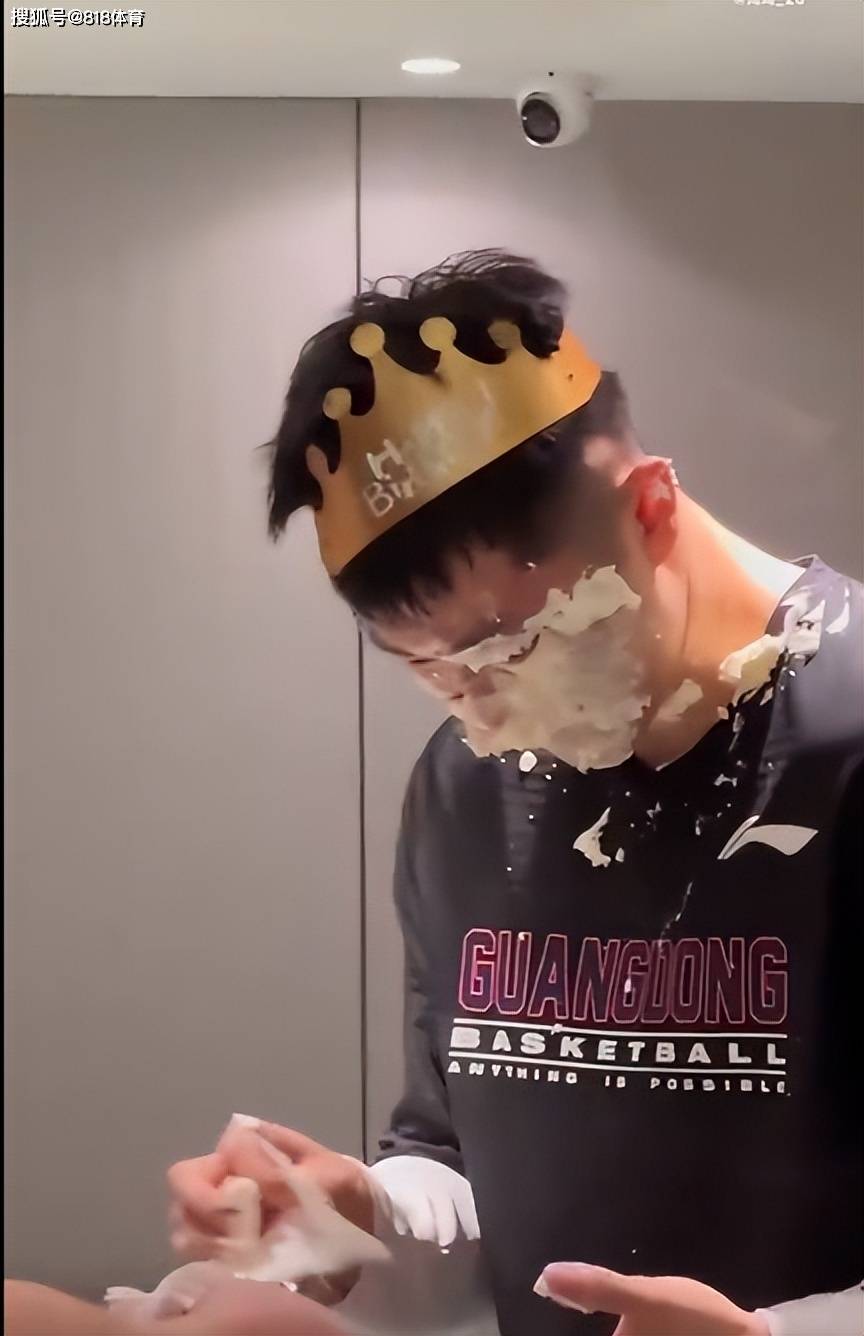 排面!宏远老板率全队为张皓嘉庆生,海哥杜锋抹蛋糕,周琦狂拍蛋糕