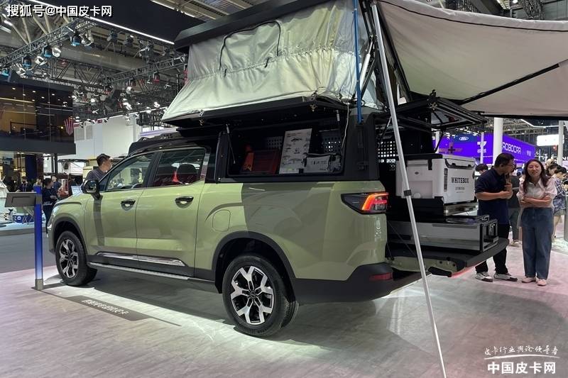 车身尺寸方面,新车长宽高分别为5260*1900*1880mm,轴距3120mm.