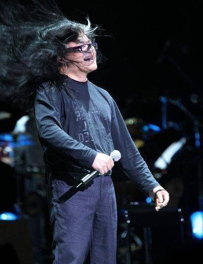 然而,就在他们期待幸福的时候,刘欢的身体状况却出现了问题.