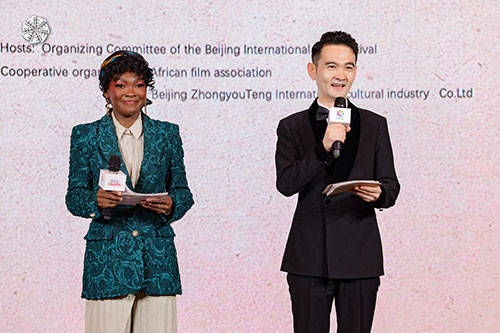   主持人焦桐主持第14届北京国际电影节非洲电影推介会。 