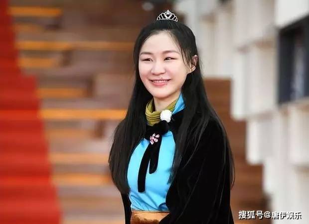 金靖官宣怀孕后首开工，紫色短裙亮相综艺，笑谈全场气氛佳-金靖已婚?