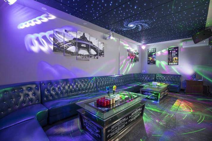 设计师们开始更多地运用色彩心理学和空间美学,将每一间包厢打造成为