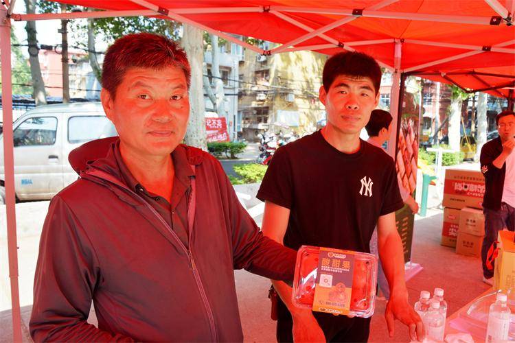 市农业农村局特色农产品展销中心开展"助农惠民"乡村振兴社区大集市"