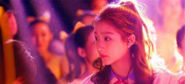 关晓彤早年泳衣照曝光,扎双马尾对镜头卖萌,鹿晗眼光真够刁钻!