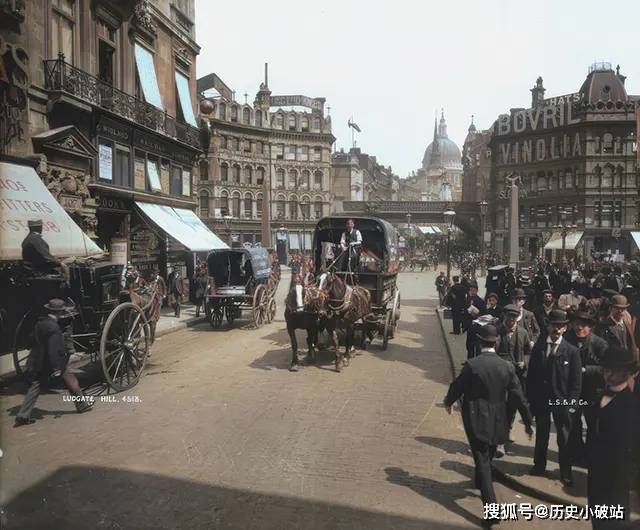 伦敦的街头充满了各种行业的人群,从卖花人到修理椅子的小丑,"卡尼"