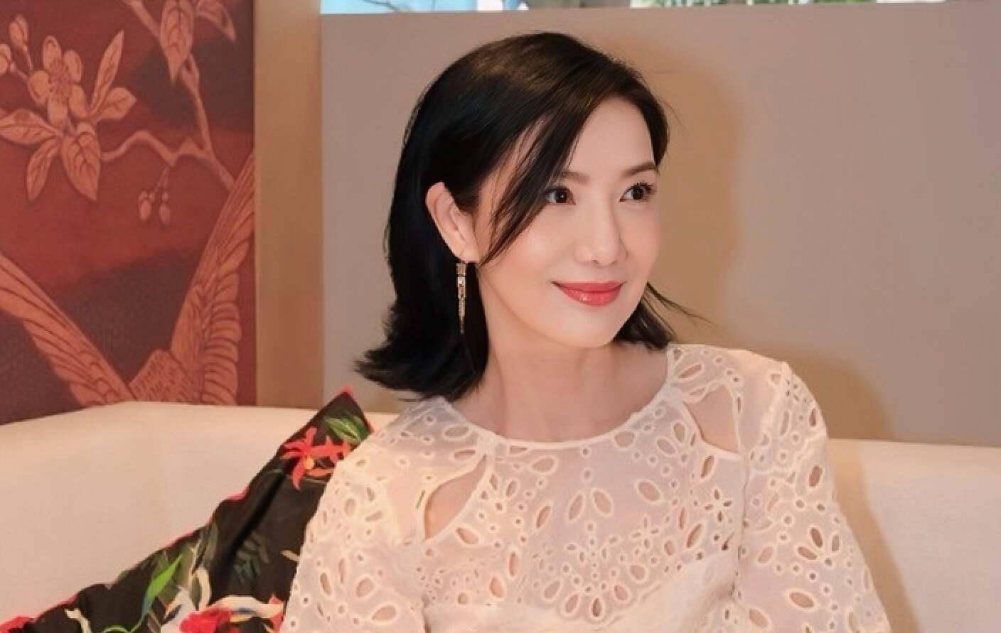 突发!香港女星突然宣布离婚,与小7岁男演员秘密注册结婚多年