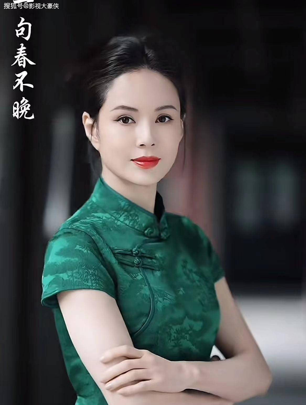 59岁李莫愁与梁小龙聚会颜值崩塌认不出与李若彤似两代人