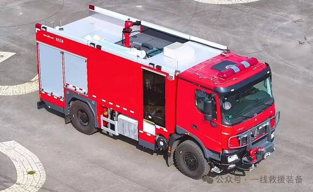 最新森林水罐消防车,北奔重卡4×4越野底盘,最大爬坡角度60%,2台消防