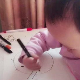 2岁宝宝擅长画圆，可以称之为“指南针自带身体”。网友调侃:白学了数学_孩子_时间_家长。