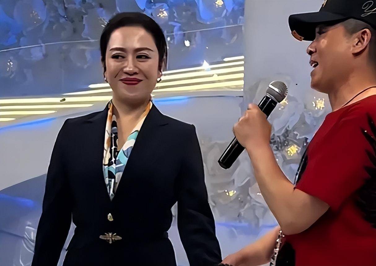 她与王红梅,孙立荣优雅地坐在一起,彼此间欢声笑语不断,仿佛时间都为