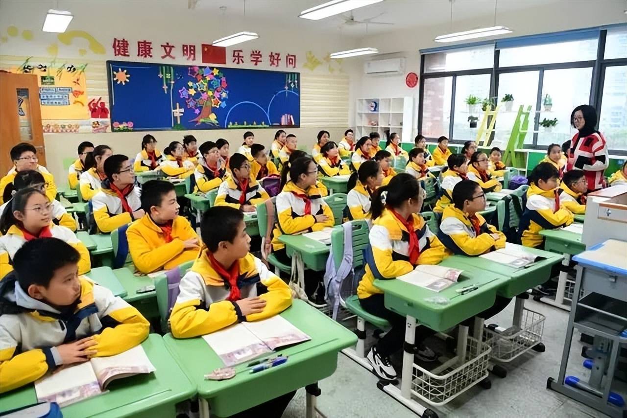 学校太难了!为了防止学生在校内坠楼,给教学楼安上了防护网