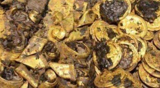 山西老人在山上发现大量古代黄金,拿着金砖去银行换钱