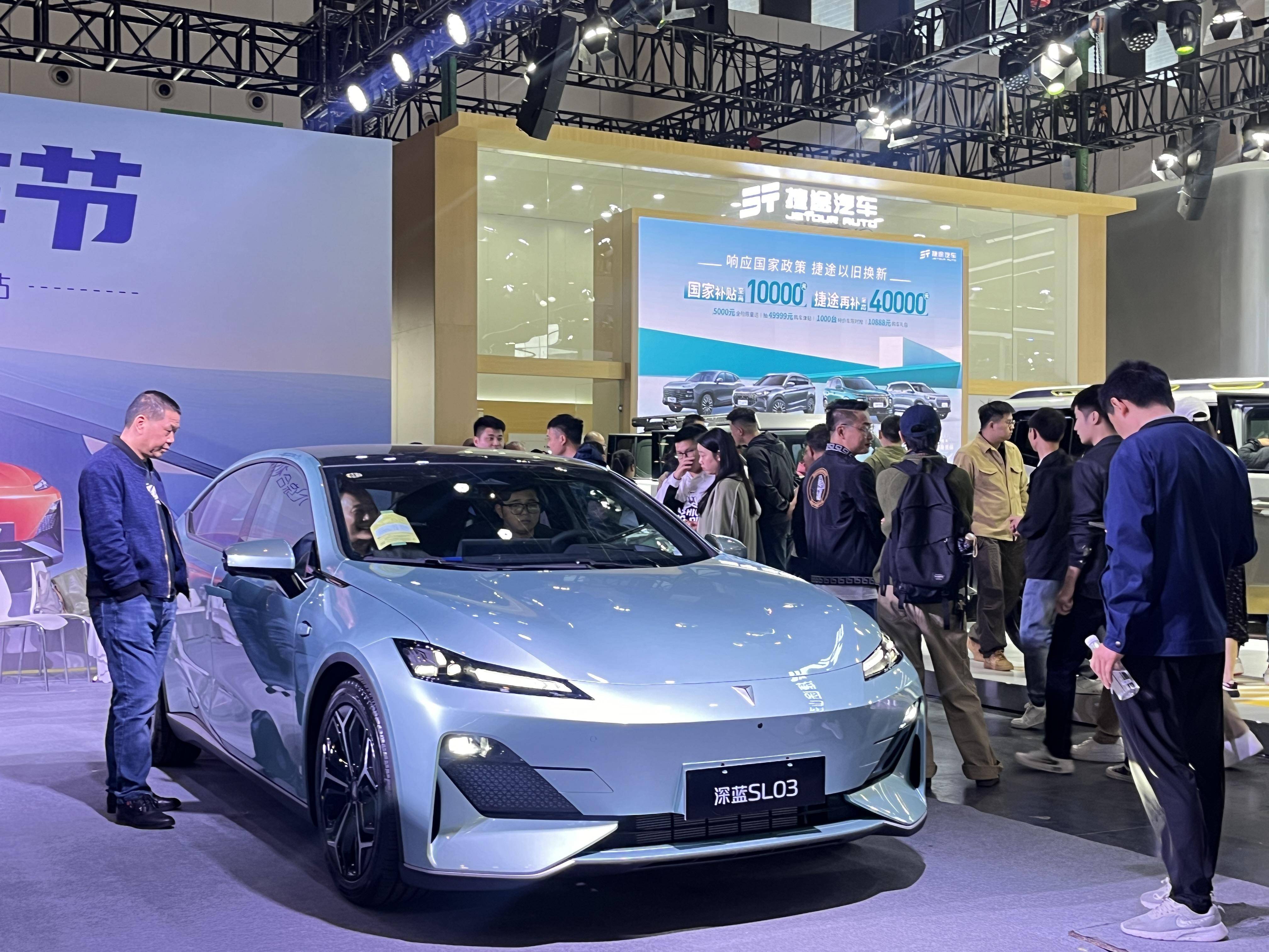 五一的成都还能这样玩儿?来车展看科技感满满的赛博越野旅行车