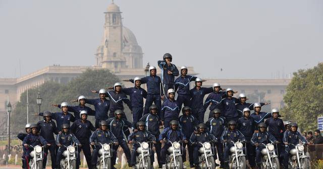 印度一辆摩托车能坐多少人:上限在哪儿?太会玩了