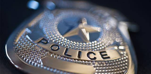 cop一词由copper而来,就是"铜"的意思,因为警察的徽章都是铜制的,所以