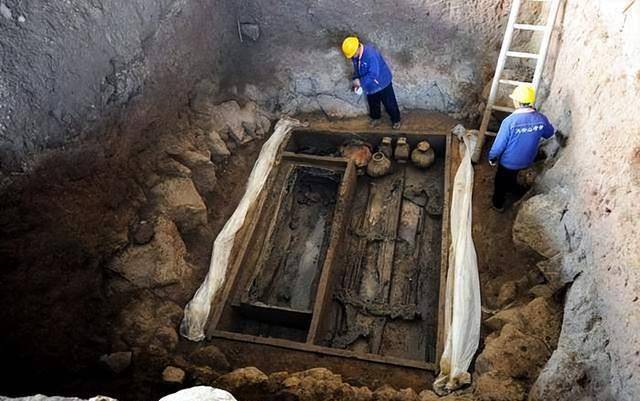 湖北汉墓出土谜样竹简,经专家解读,揭开汉代用竹简陪葬的秘密