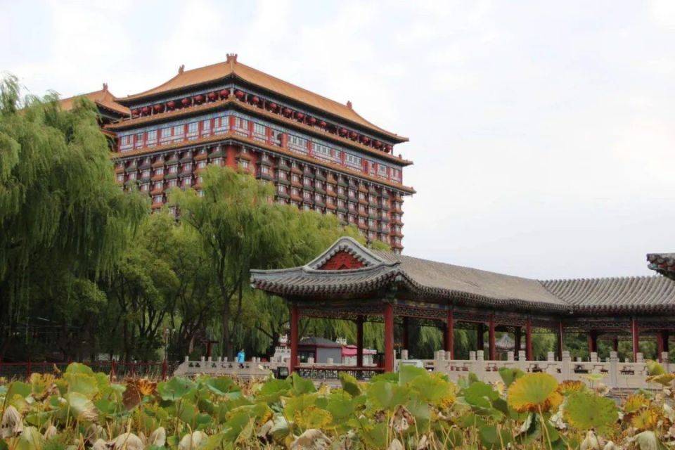 "天下第一城"还提供了丰富多彩的旅游项目和活动.
