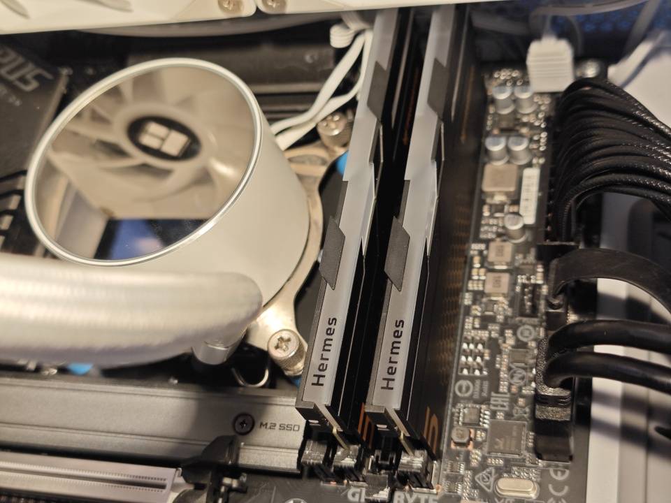 高频内存对于玩游戏究竟有没有提升?宏碁Hermes冰刃6400MHz内存实测分享!