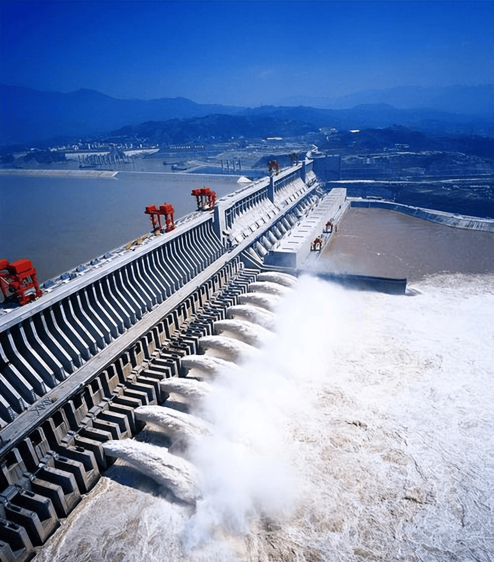 三峡大坝打开所有闸门