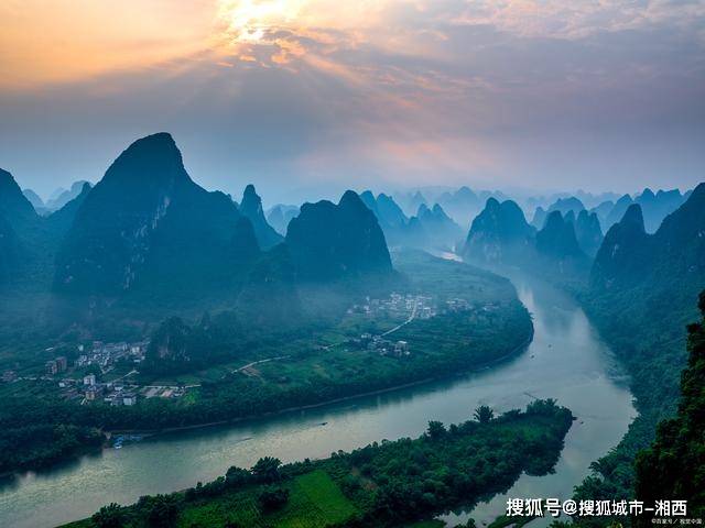 建议游览的景点有象山公园,两江四湖,太阳塔,漓江晚霞等.
