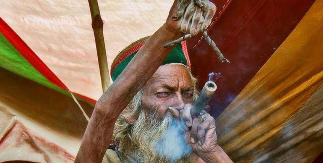 他是印度最牛苦行僧,为信仰高举右臂47年不放下,后来咋样?