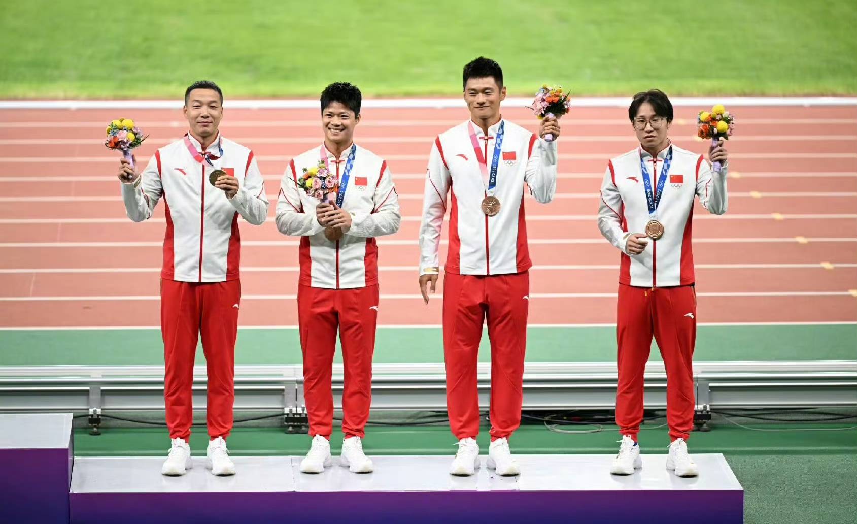 2024年世界接力赛男子4×100米接力项目奥运资格赛,吴智强帮助中国队