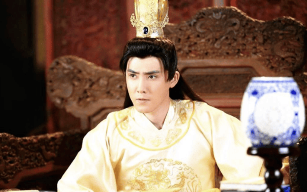 按照这一制度,嫡长子朱标虽然早逝,但他的儿子朱允炆作为"大宗"的继承