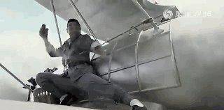 《铁血红安》里,刘铜锣在飞机上扔手榴弹,其实是有历史原型的
