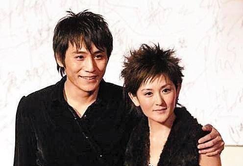 在遇到张杰之前,谢娜曾与男演员刘烨恋爱多年.