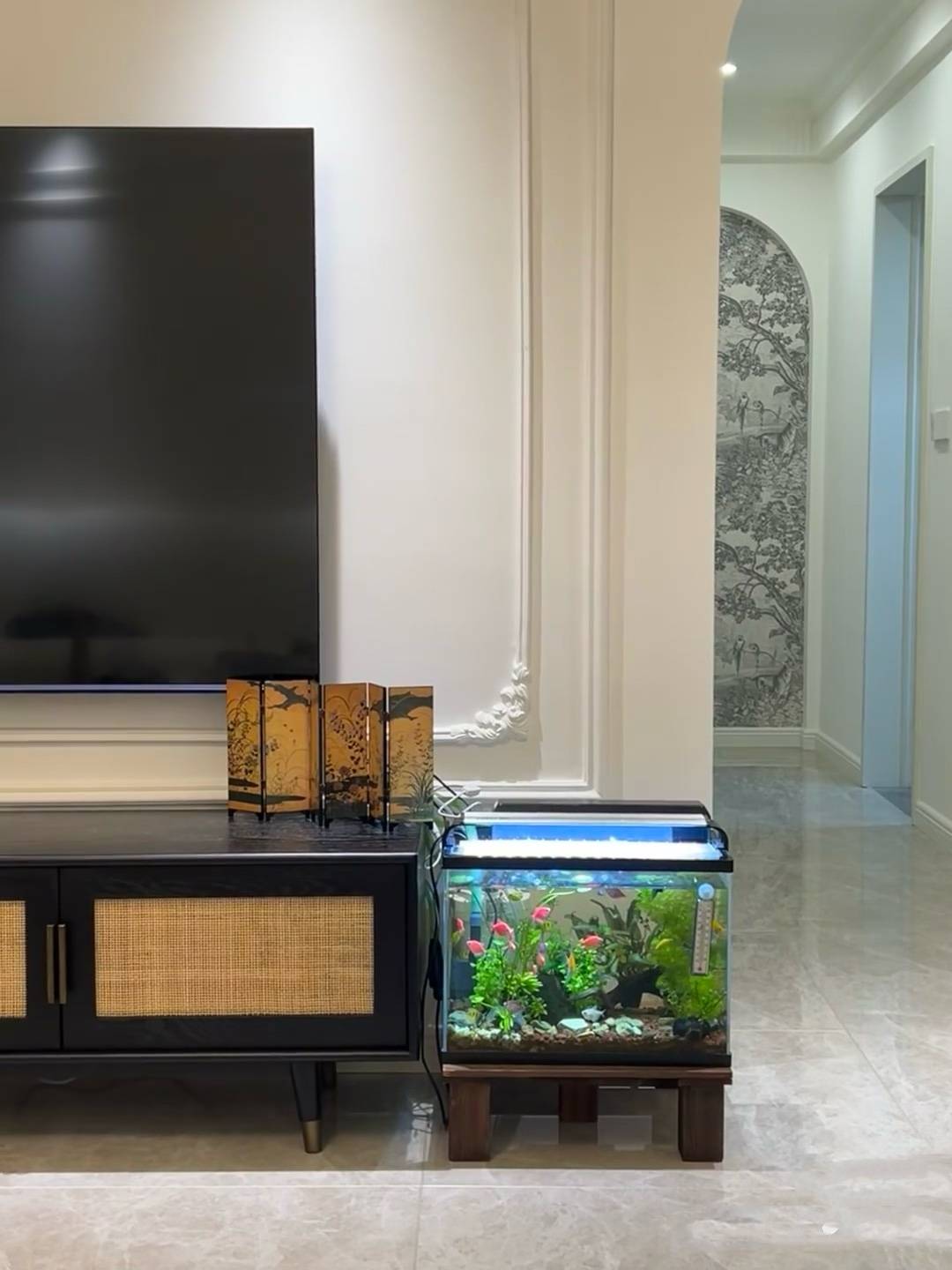 一般来说,鱼缸最好摆放在家中的财位,如客厅的对角线位置,有助于聚集