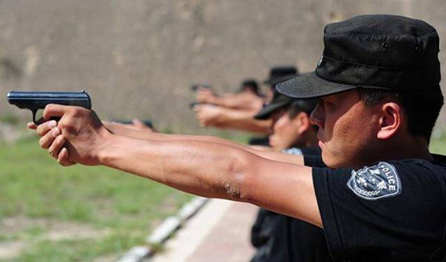 嫌犯攻击美国警察,警察三秒完成反杀,背后原因令人心疼