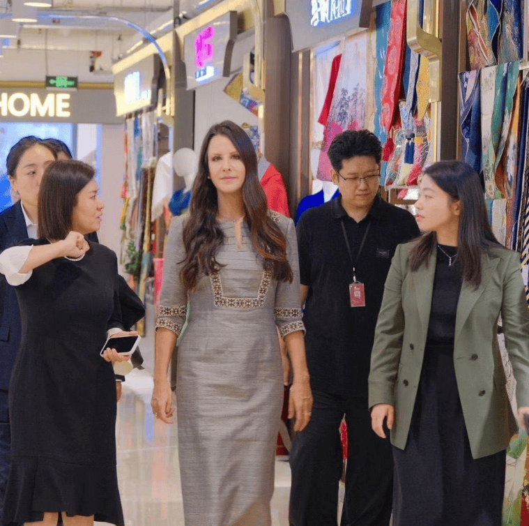 塞尔维亚第一夫人出门迎宾超美!曾游天坛水秀街,43岁少女感十足