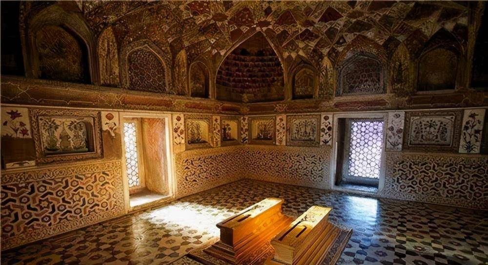 他死后被送入泰姬陵跟马哈尔一同合葬,从此泰姬陵的地下室大门也封闭