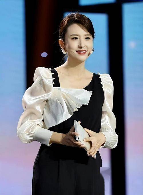 央视又开始"踢人"了,一女主持被除名,工作10年毫无存在感_李思思_妮娜