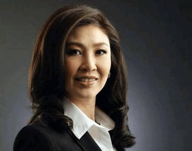 54岁泰国最美前总理英拉:流亡5年有哥哥守护,爱她26年的男友