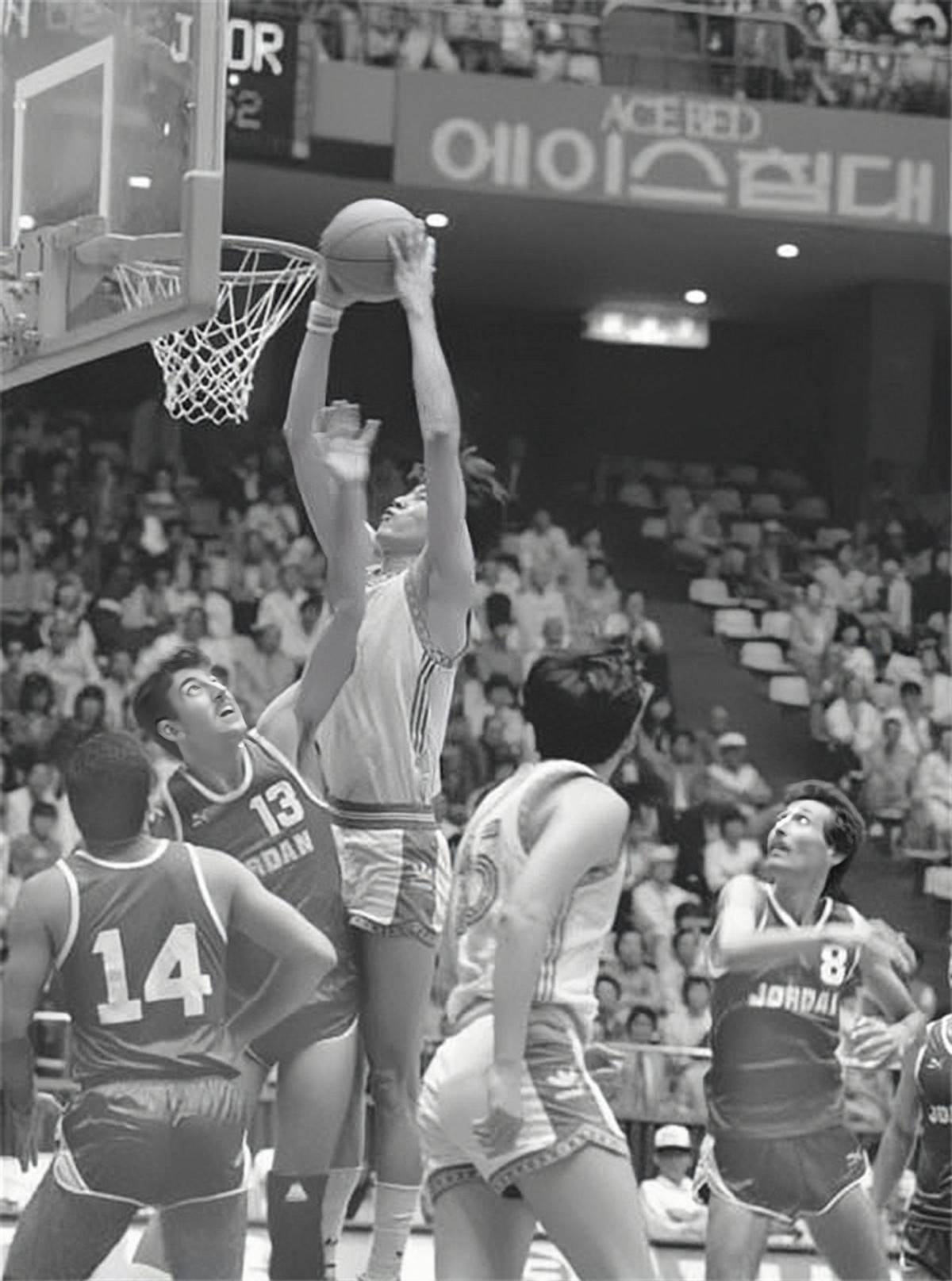 受父亲影响,跑得快,跳得高,还能滞空的宋涛,深爱篮球运动.